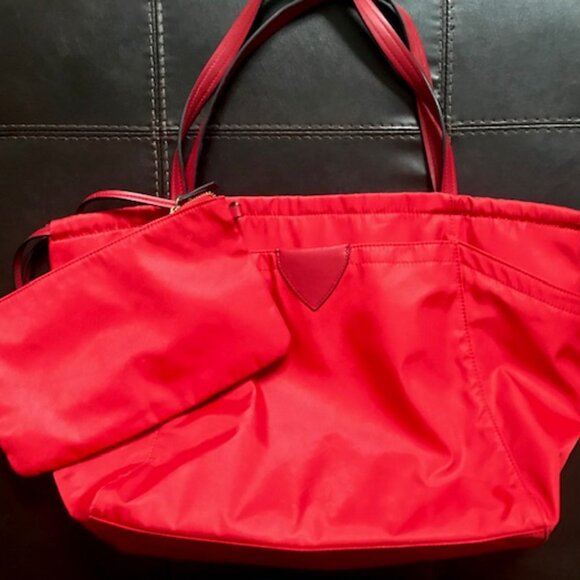 ANNE KLEIN ALLY Y2K LARGE RED NYLON TOTE BAG WEEKENDER WITH WRISTLET MAKEUP BAG - Picture 2 of 16